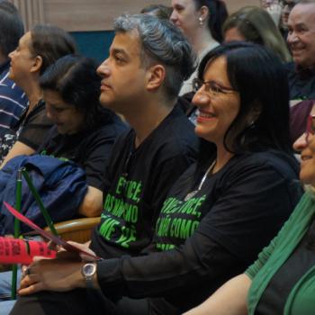 A foto mostra uma fileira do auditrio, tendo em plano mais prximo uma moa, ao lado dela est Eliana Cunha, da Fundao Dorina Nowill, e ao lado dela est Manoel Negraes, colaborador do IPC e coordenador da campanha. As duas mulheres sorriem. Manoel est com semblante srio, atento ao que  dito.